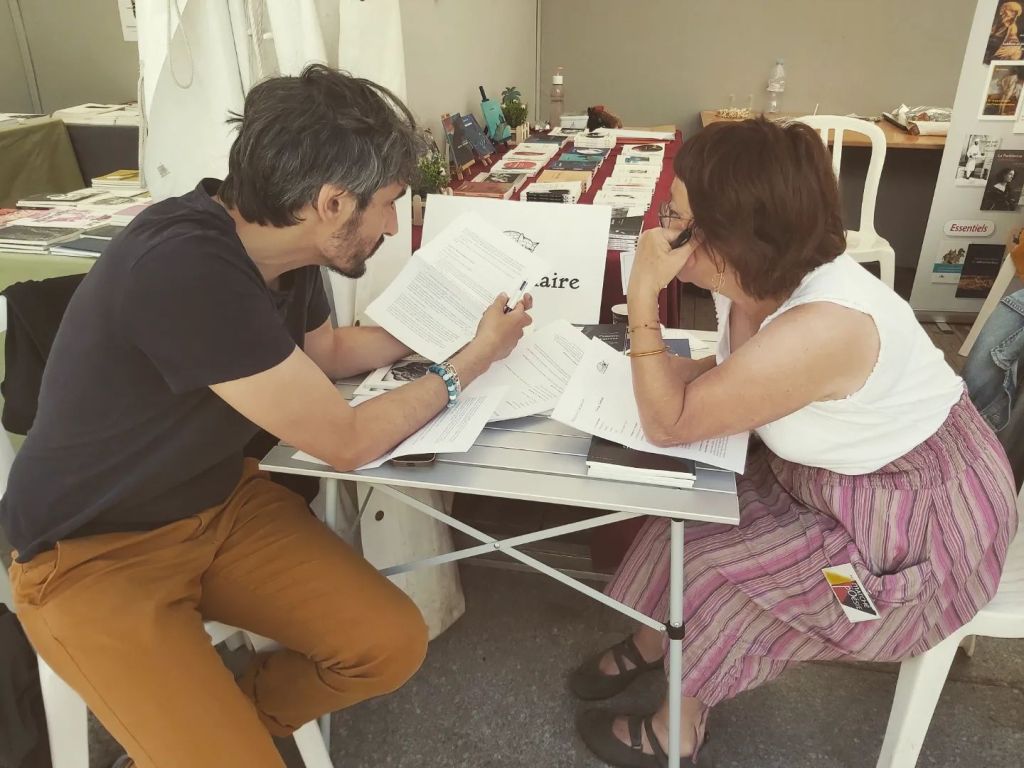 Clément Bollenot et Marie Tafforeau sur le stand du Chat Polaire au Marché de la poésie