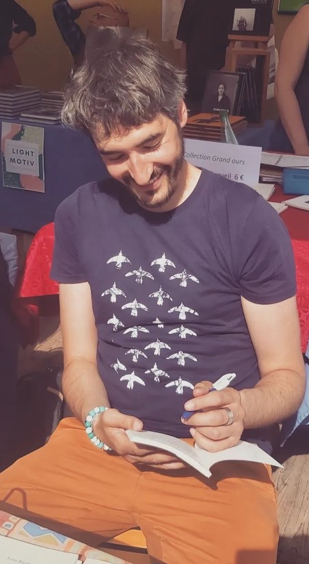 Clément Bollenot, signature au Marché de la Poésie sur le stand des éditions L'Ail des ours
